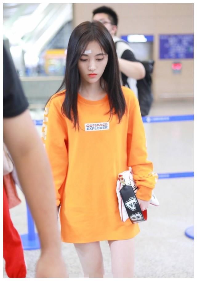 鞠婧祎穿长T恤玩“下衣失踪”大秀身材，可两条小短腿却很尴尬