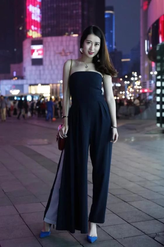 街拍：夜晚出街的妙龄小姐姐，图1一件连体抹胸装抢镜，独特的吸