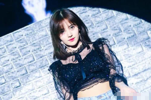 本以为鞠婧祎的旗袍照够显“身材”了,看见程潇的,我沉默了!