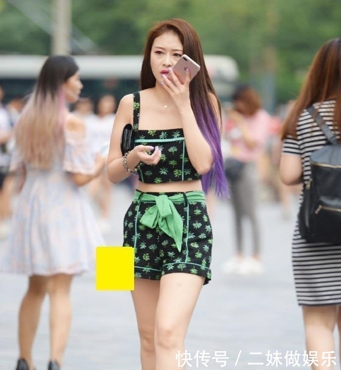 「小姐姐」路人街拍:一身碎花绿的小姐姐,这个发色有点好看啊!
