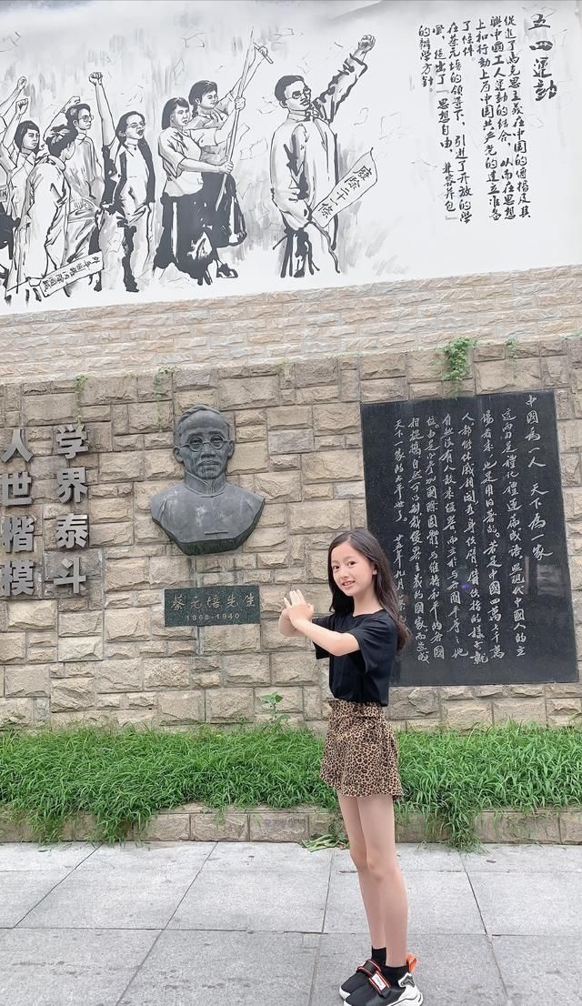  【穿搭】因为“逆天颜值”被禁止整容的童模裴佳欣，穿学院风套装美成公主