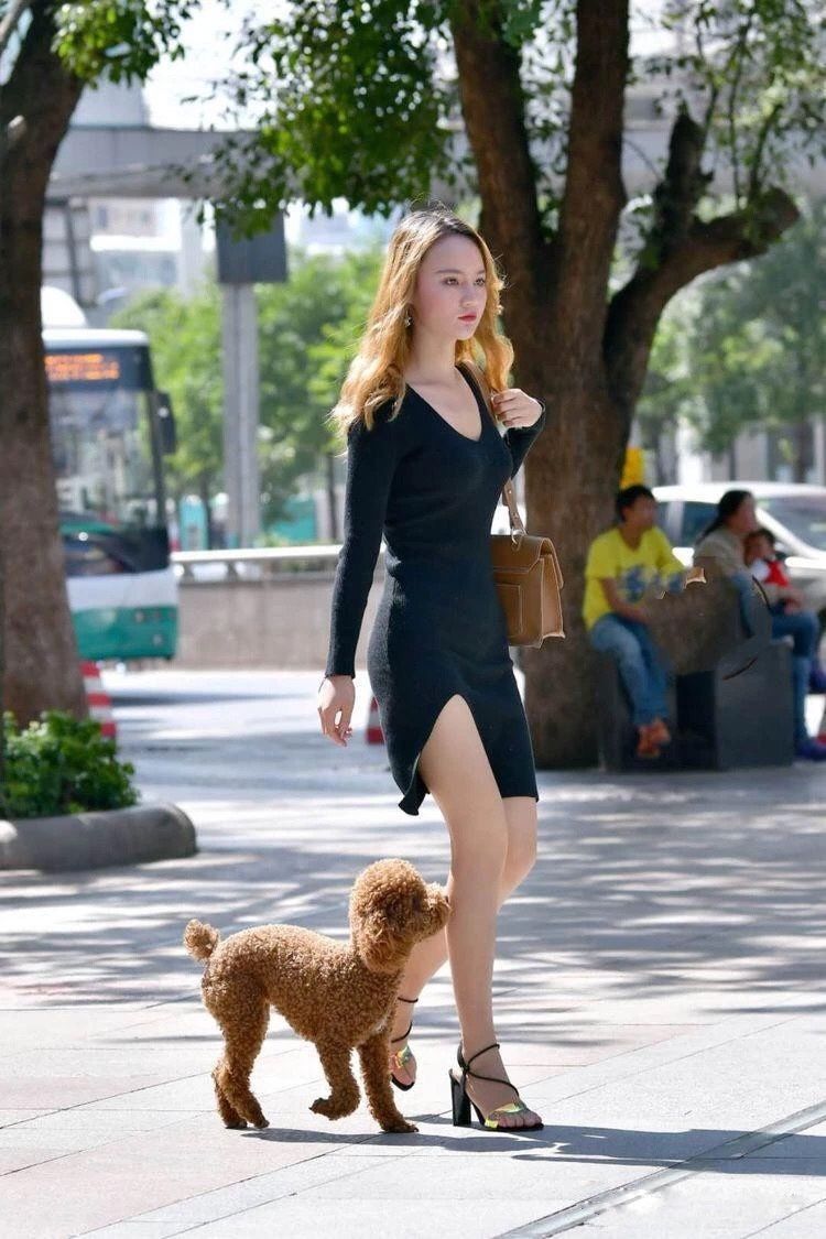 街拍丨穿粗高跟鞋的女人与穿细高跟的，谁更性感?