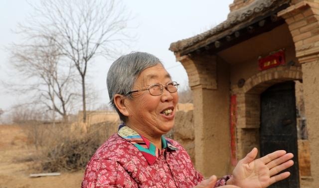 农村73岁老人独守百年黄土窑洞，她笑说住窑洞舒坦天天睡到自然醒