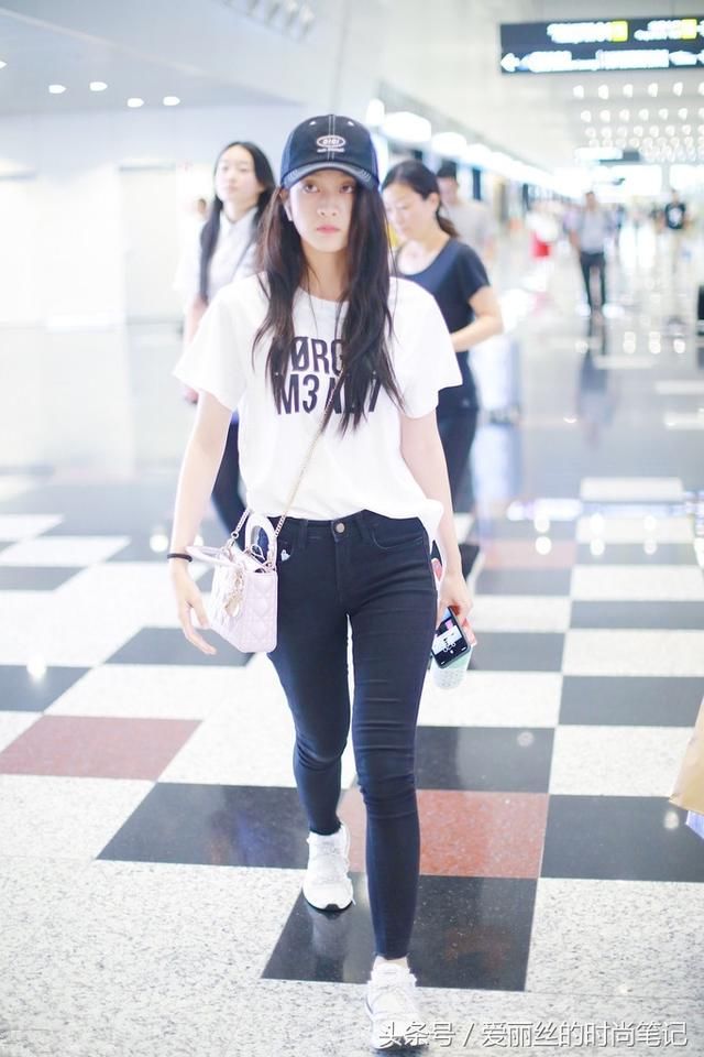 张雪迎现身机场，穿裤子紧到勒出皱褶，网友：衣服塞不进别硬塞