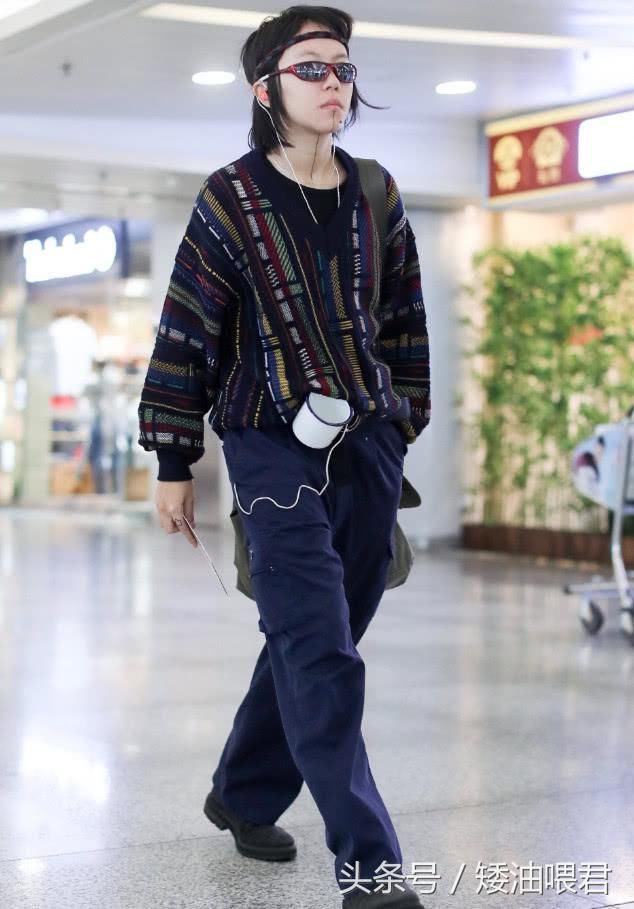 窦靖童不仅绑茶缸，“邮差包”平底大头鞋，一秒土回80年代！