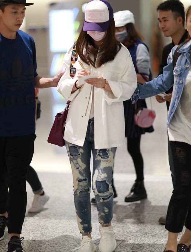 当林心如穿上平底鞋，身材立马五五分!跟穿高跟鞋一比，差距大!