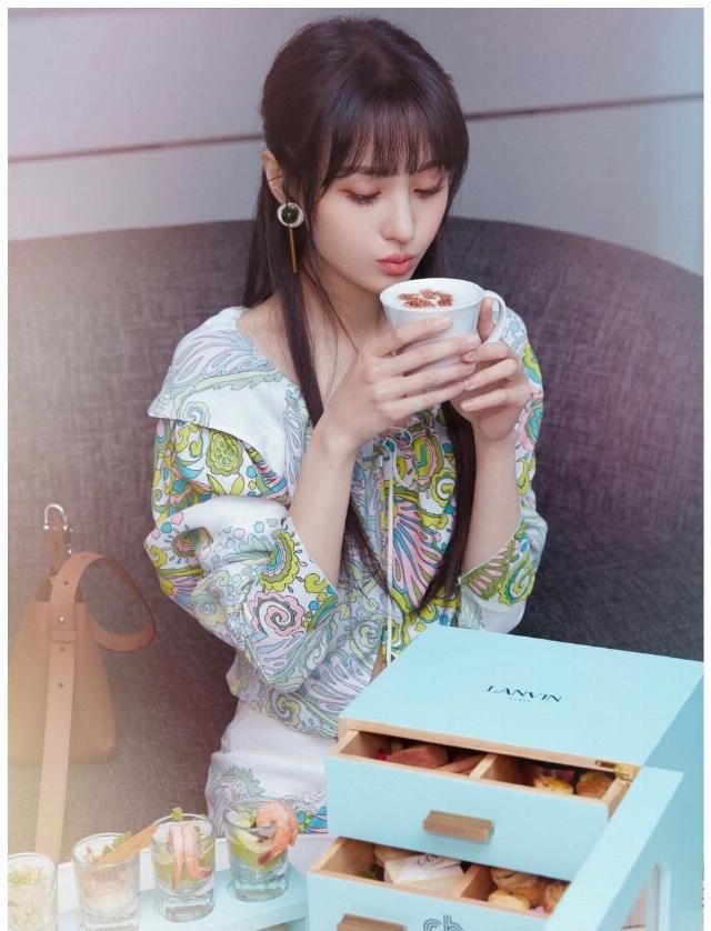  『花裙』郑爽穿“大妈花裙”打麻将，不但不土还仙气十足，回眸一笑太惊艳