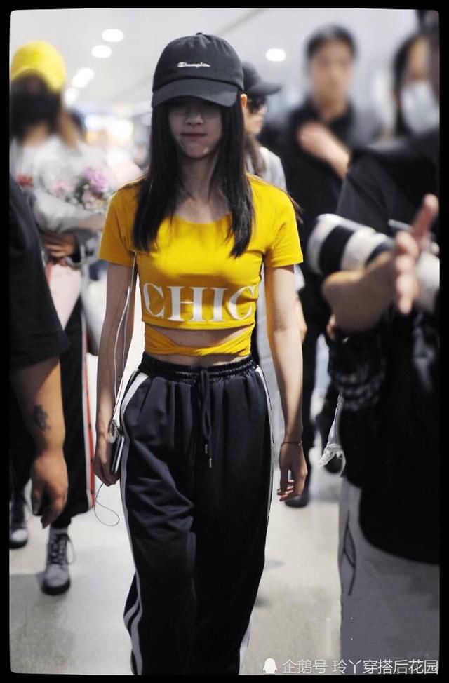 鞠婧祎开窍了？穿超短款T恤赶时尚，网友：胖出腹肌了！