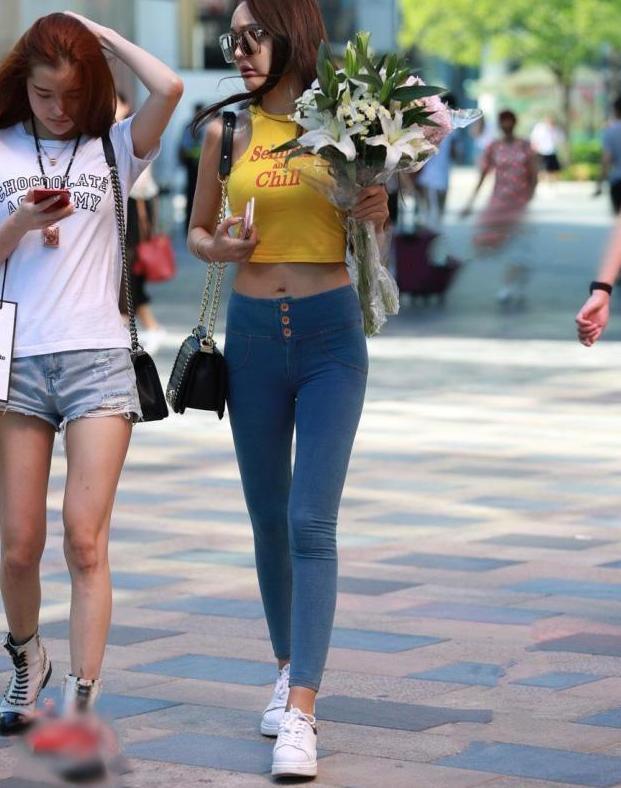 封面 时尚随处可见, 简单修身显气质牛仔裤, 多看一眼便忘不了