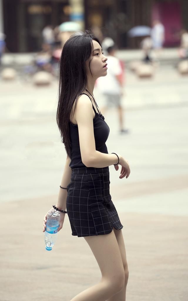 路人街拍,深V连衣裙这样搭很抢眼,而且优雅清凉