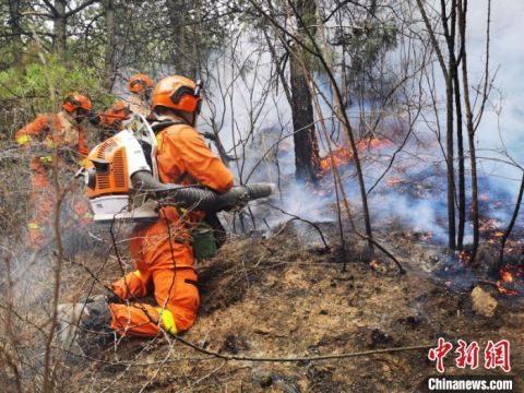  扑救■关注山西榆社山火：四路扑救力量发起总攻 直升机空中灭火