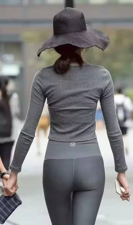 超性感小姐姐，紧身上衣搭配紧身裤性感动人，让人无法自拔