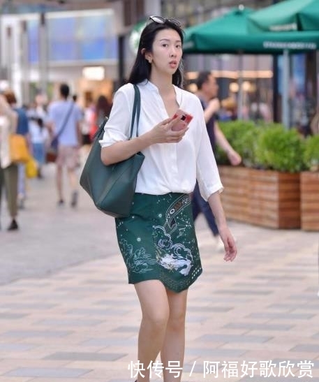 #美女#街拍美女:紧身牛仔裙,时尚优美,凸显小姐姐的超模气质!