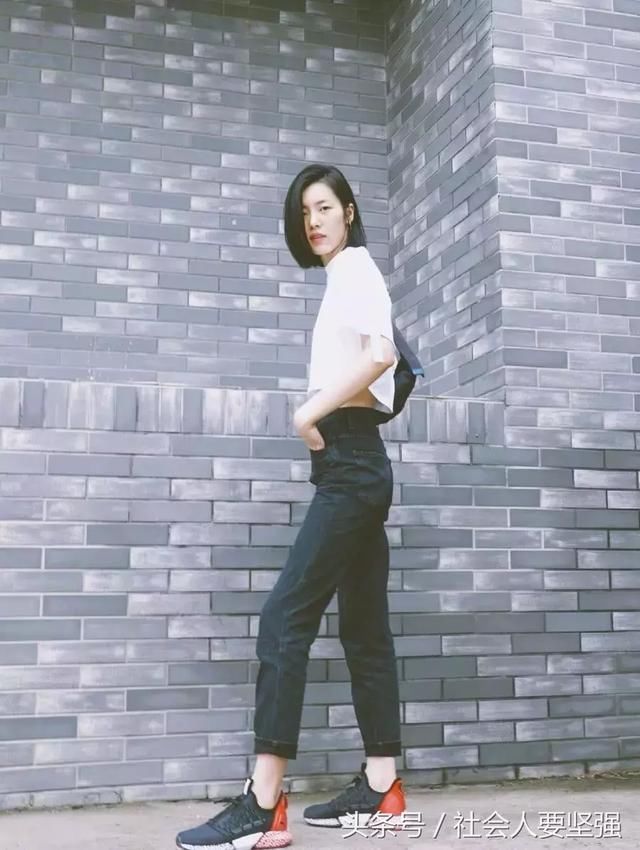 刘雯真的拼了！拼接吊带裙硬生生挤出乳沟，对镜自拍让人想入非非