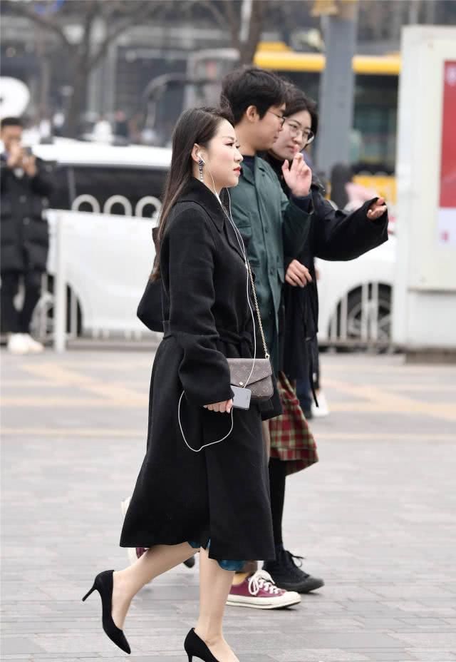  『位美女选择一』春天逛街，时尚姑娘选择一双好看的高跟鞋，粗跟还是细跟的好看