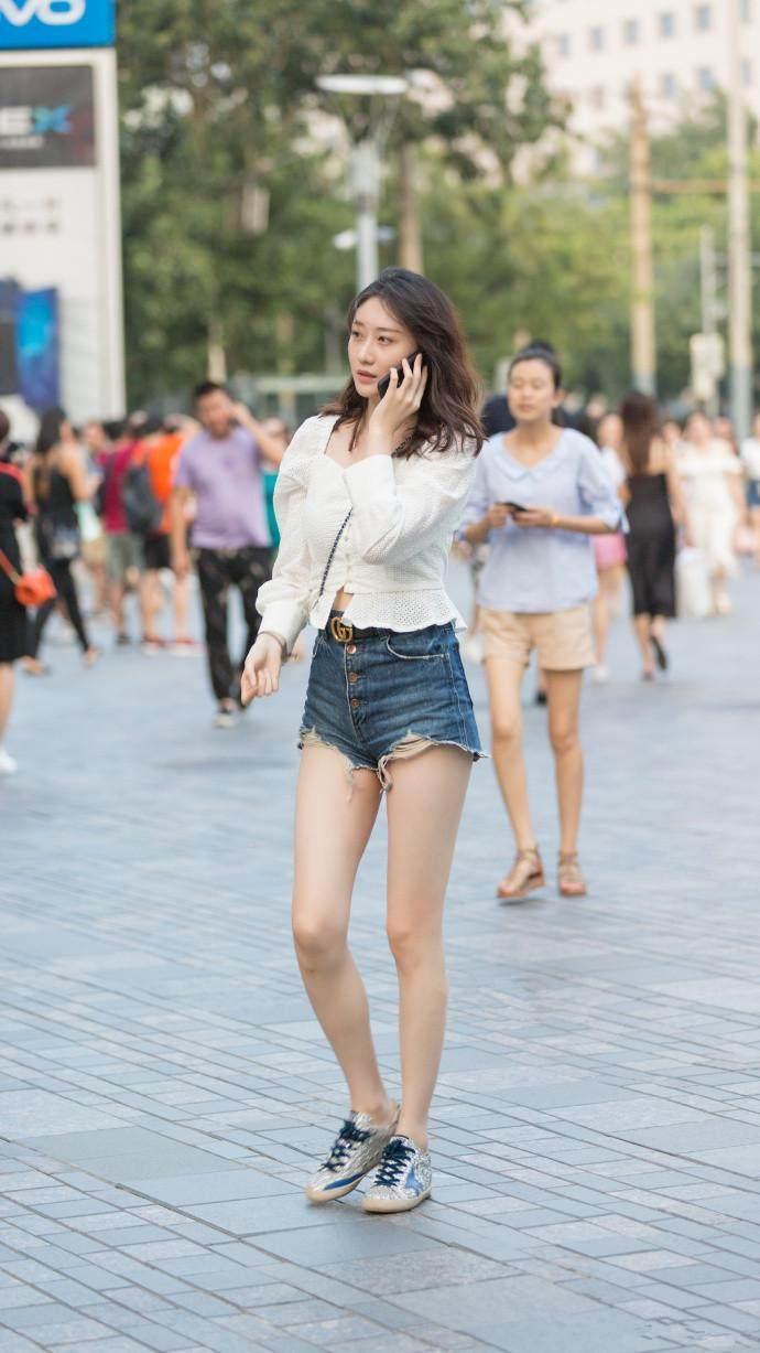 北京街拍：清纯可爱的小姐姐，白色短袖搭配牛仔短裤，美腿真漂亮