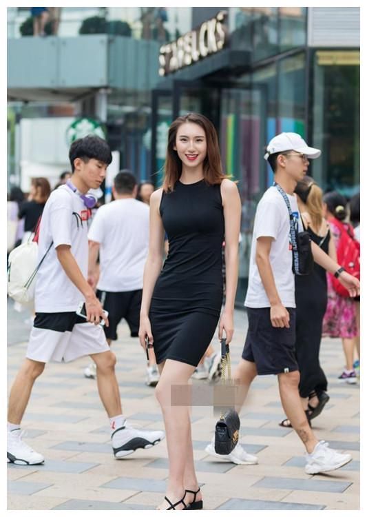 街拍：图3大模气质，修身连衣裙穿出好身材，网友：“撩人心弦”