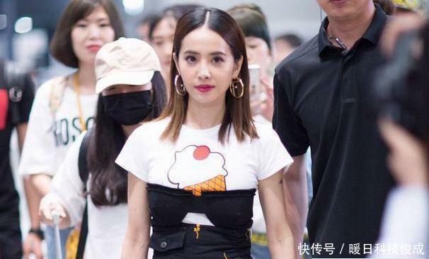 三千块的束胸衣, 让周冬雨穿的尴尬无比, 连黄晓