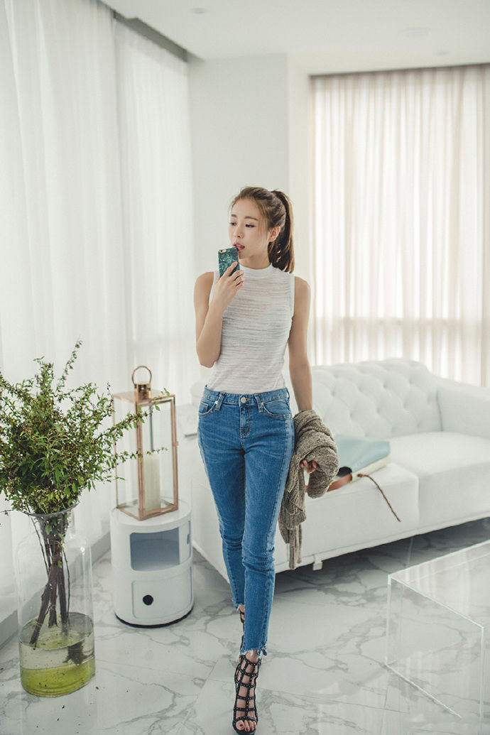 【与众不同】街拍:气质出众的牛仔裤美女,时尚展现出与众不同的魅力