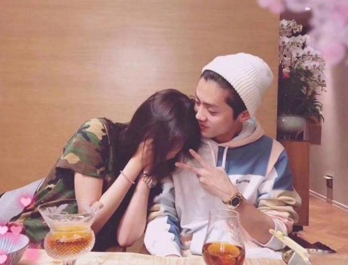 鹿晗不顾工作陪关晓彤游玩遭导演怒斥?工作室忙出面辟谣