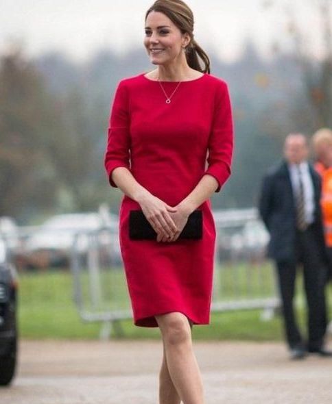 当凯特王妃遇上西班牙王后，同穿红色礼服，网友:一眼看出谁普通