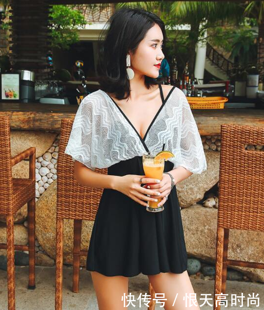 漂亮的小姐姐身穿泳衣!秀出了自己的完美身材!