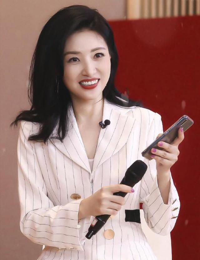  『染粉』51岁周涛真会打扮，穿西装染粉指甲