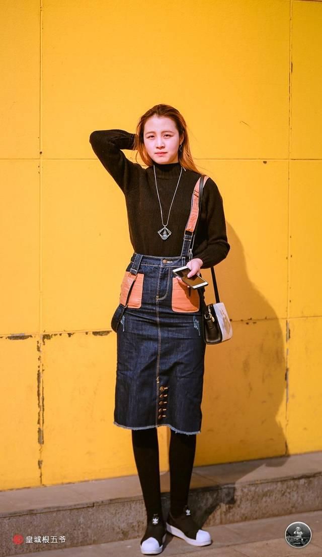  [美女]时尚街拍：普普通通的穿衣搭配方法，时尚潮流美女一直可以一般的衣服裤子搭出不同寻常