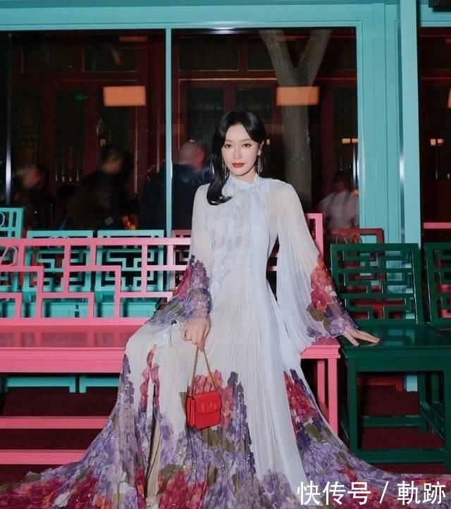 『花朵』2020开春 流行穿“开满花”的裙子,谁穿谁美!