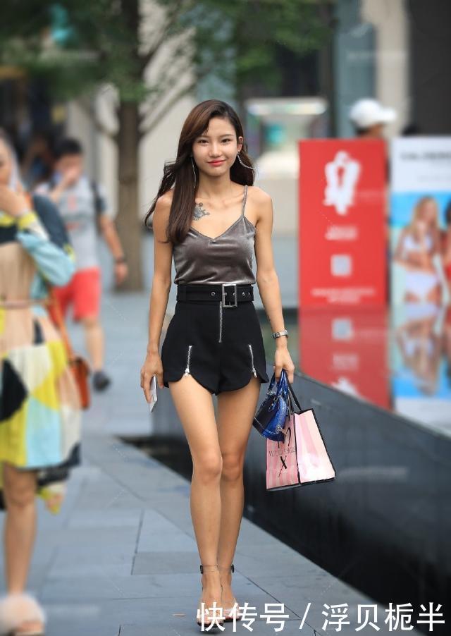 [ 美女]尽显长腿优势，身材棒棒的！，街拍：美女紧身背心搭配短裤