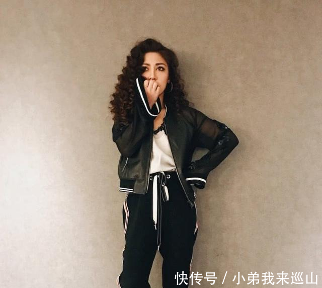 她曾在《好声音》中遭淘汰，如今逆袭成女歌王，气质独特有个性！