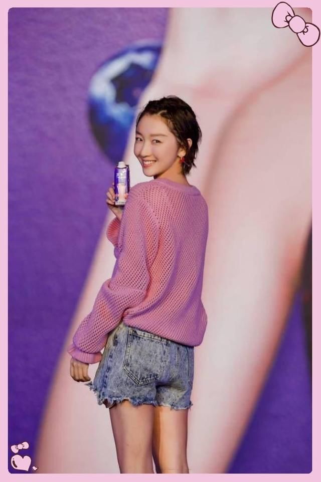 陈乔恩厉害!39岁穿粉色毛衣撞上26岁周冬雨都没输,冻龄就服你!