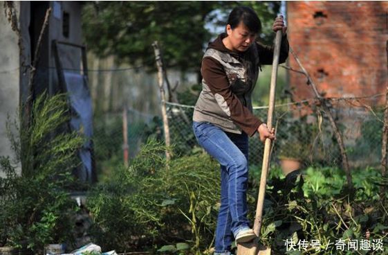 40岁农妇网上冒充美女,竟然骗网友回家干农活,报警后被拘留