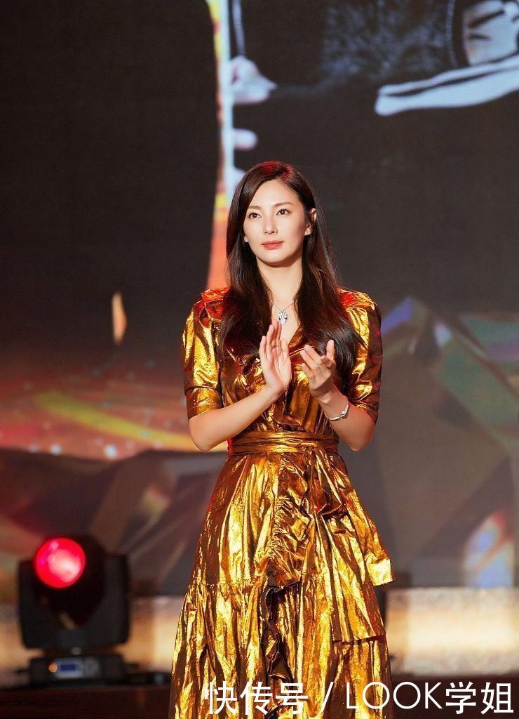 张雨绮穿了件皱巴巴的土豪金连衣裙，却显得很高级，气场让人服气