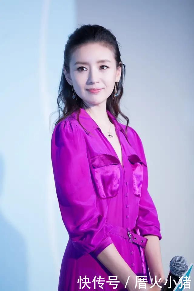 版型@董洁气质感太好紫色连衣裙灵动优雅,还是记忆中的“冷清秋”