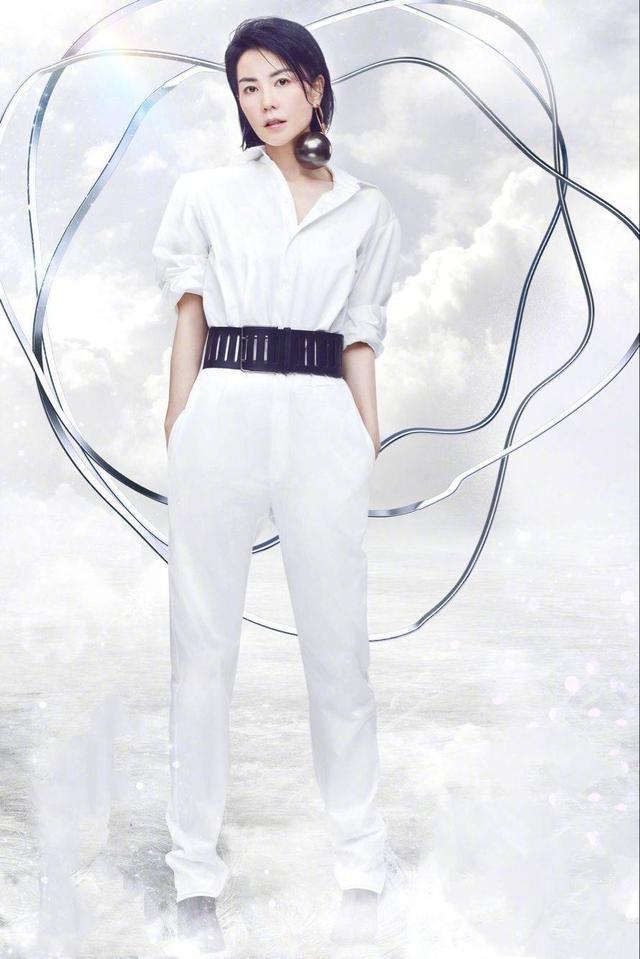 49岁王菲与41岁袁泉同穿白裙，美回20岁，到底谁更惊艳？