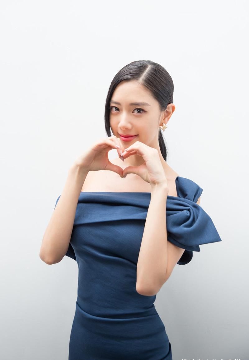 「蓝色」克拉拉真是“人间尤物”,穿蓝色连衣裙性感高挑,前凸后翘太撩人