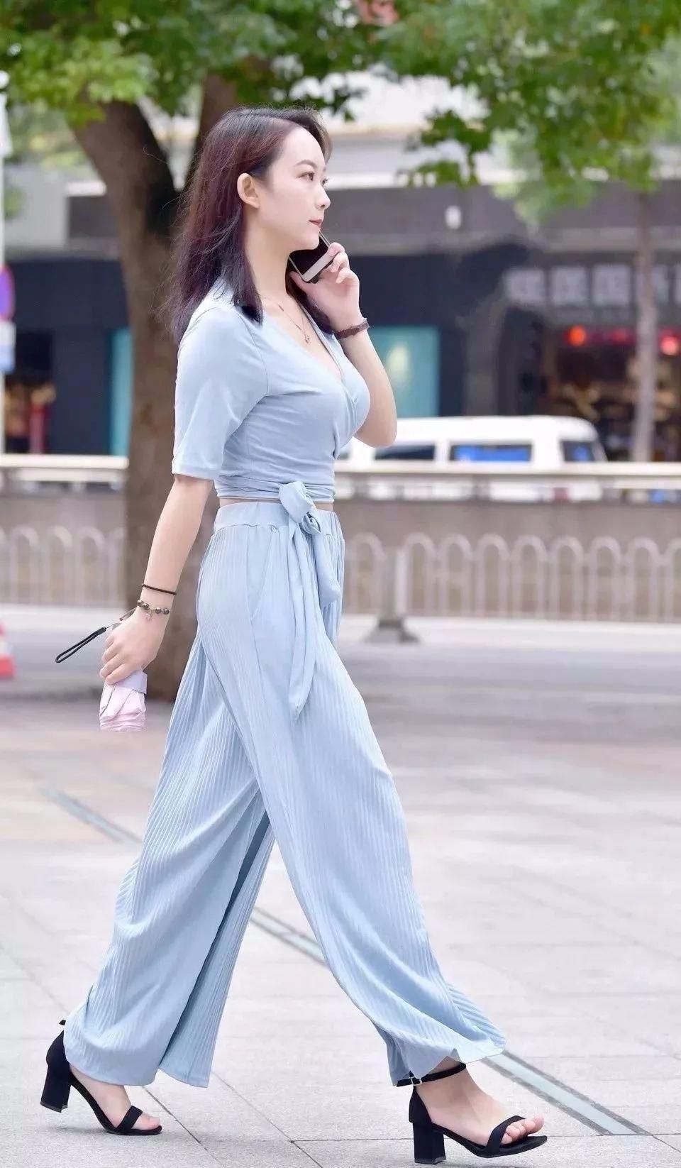 街拍:气质高雅的30岁已婚辣妈，老公孩子的骄傲!