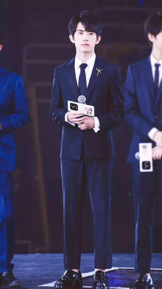 易烊千玺火到国外，带猫咪拍广告，一身潮装让韩国机场都瘫痪了!