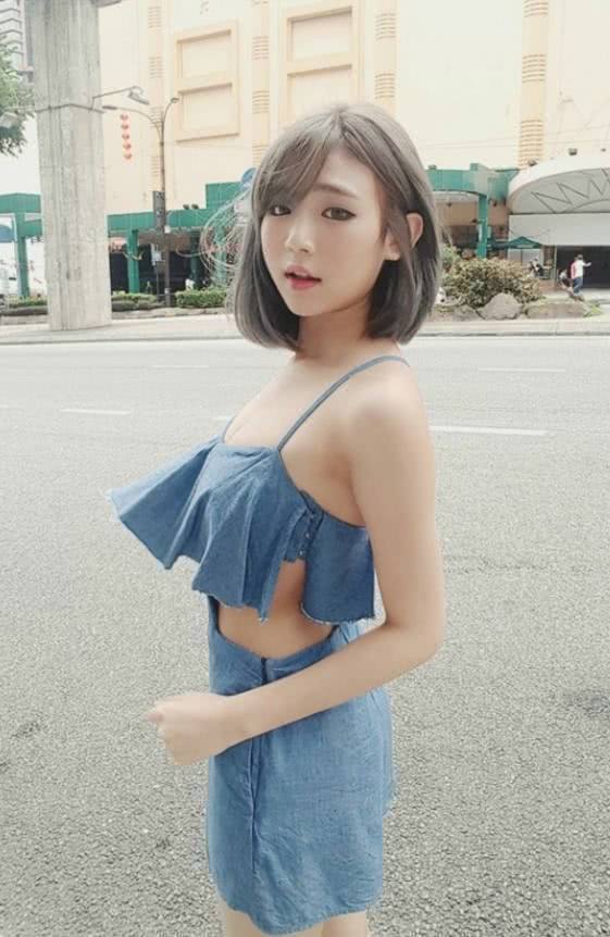 街拍：穿着绚烂清新感觉的小姐姐，夏季多姿多彩穿什么都很美！