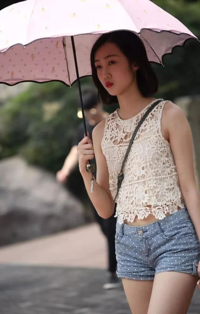 街拍:小姐姐对自己身材很自信，所以才穿得那么性感