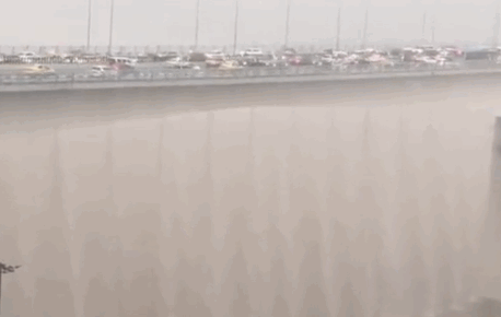 暴雨来袭，魔幻重庆惊现“大桥瀑布”…
