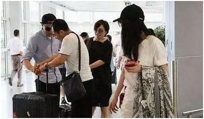 杨幂返回香港,刘恺威打破外界的谣言,网友:是真是假