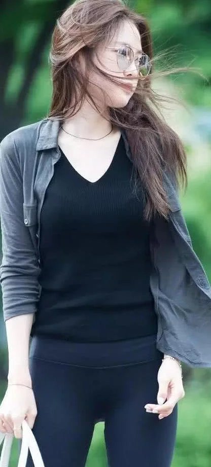 气质女神运动紧身裤外穿，黑色紧身裤包裹着玲珑有致的身躯，有种