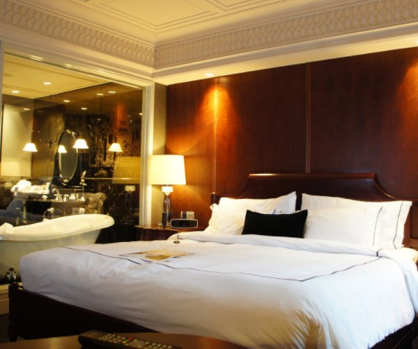 情侣入住酒店时,为何最好先玩会儿手机?保洁大妈:这样不会吃亏