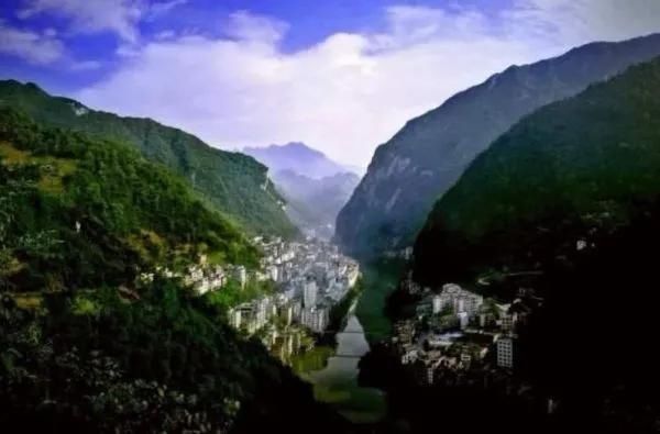  【盐津】中国首个开通“地铁”的县城，铁路从县城底下穿过，你