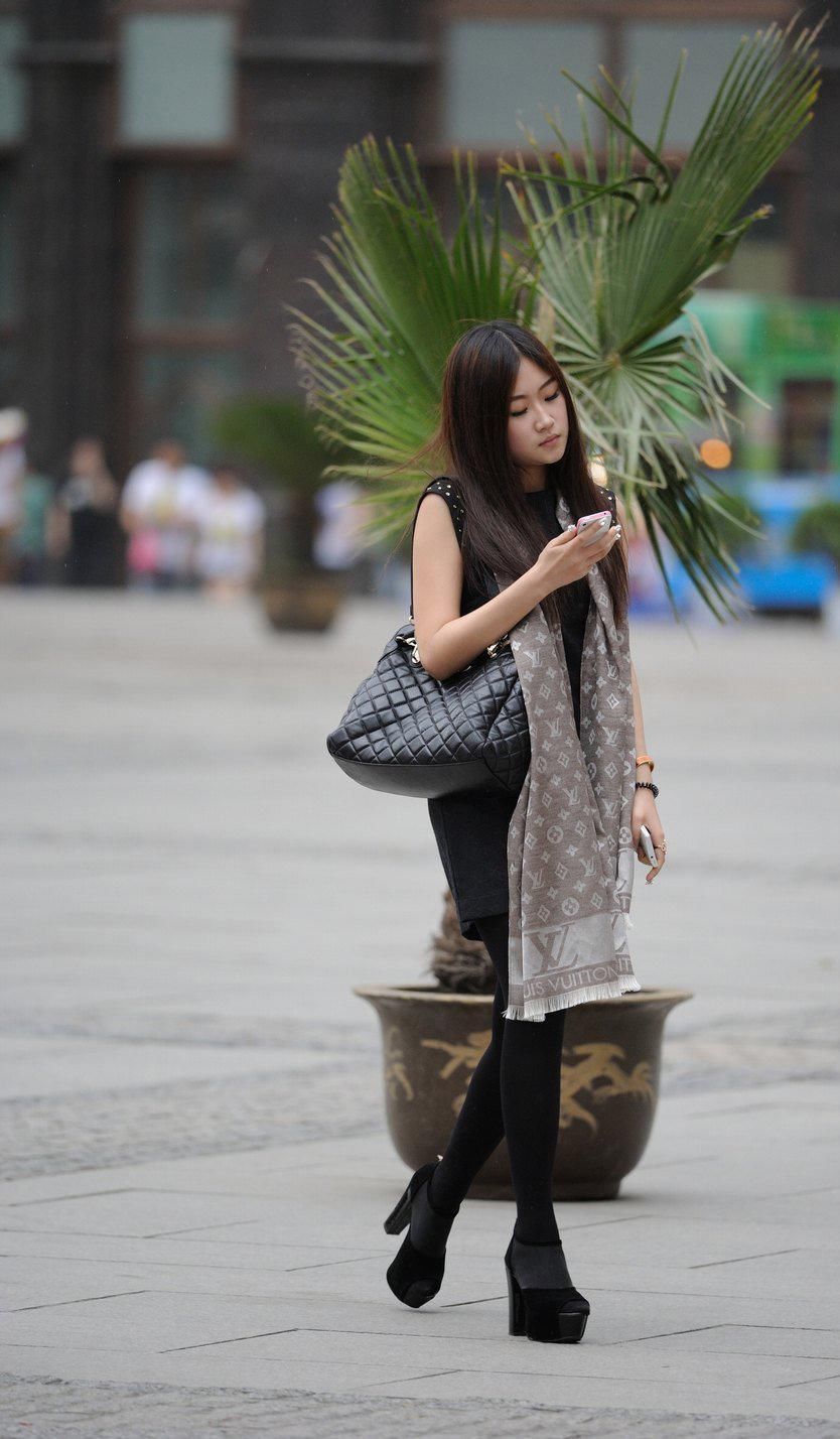 泰达广场街拍:大长细腿黑丝美女，美貌如花，身材高挑