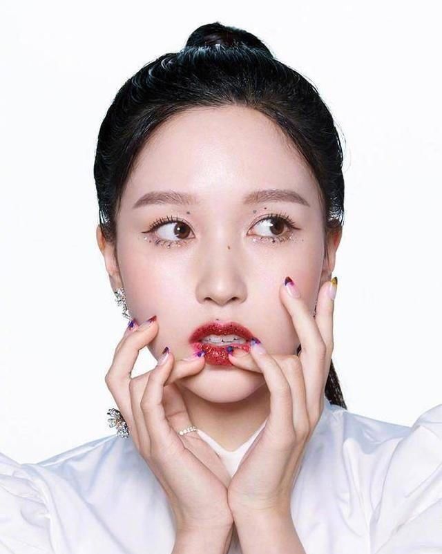  TWICE■TWICE组合画报，“九人九色”韩国彩妆魅力，显青春年华少女气息