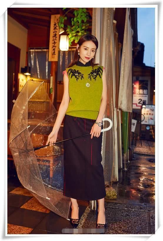 董洁不走寻常路！短裙下面也能穿破洞裤？网友：越奇葩越时尚？