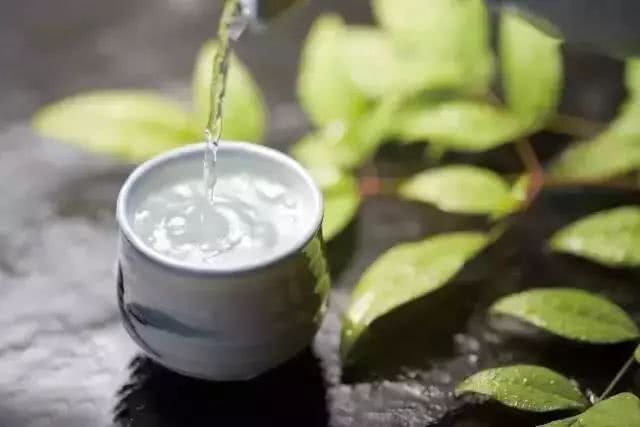 低度白酒是高度酒加水勾兑的么?